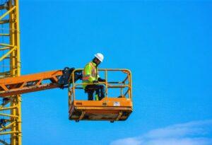 Mehr über den Artikel erfahren Sicher und effizient: So gelingt Ihre Bedienerschulung für Hubarbeitsbühnen